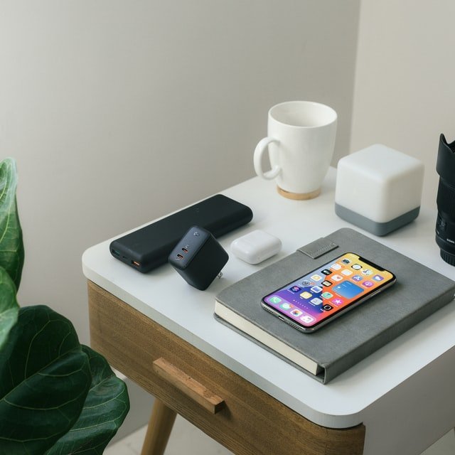 Escritorio con dispositivos electrónicos y tazas de café, concepto de espacio de trabajo de Top3mejores
